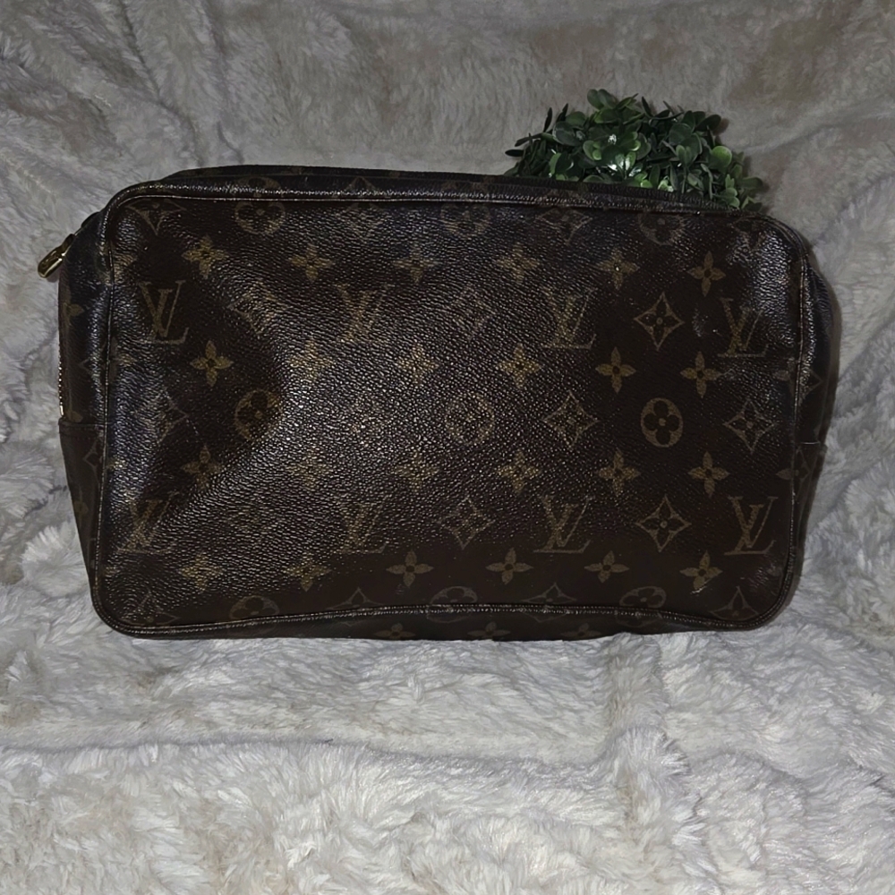 LOUIS VUITTON Monogram Trousse Toilette 28